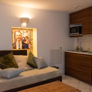 https://a-lombre-du-palais.fr-provencehotel.com